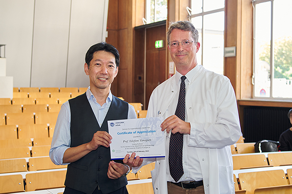 The Department of Ophthalmology of the University of Cologne was honored to host Associate Professor Takefumi Yamaguchi from Tokyo Dental College. During his recent visit, he attended corneal surgeries with a rich exchange on surgery techniques with Prof. Cursiefen and his team. Afterwards Prof. Yamaguchi gave a guest lecture titled 